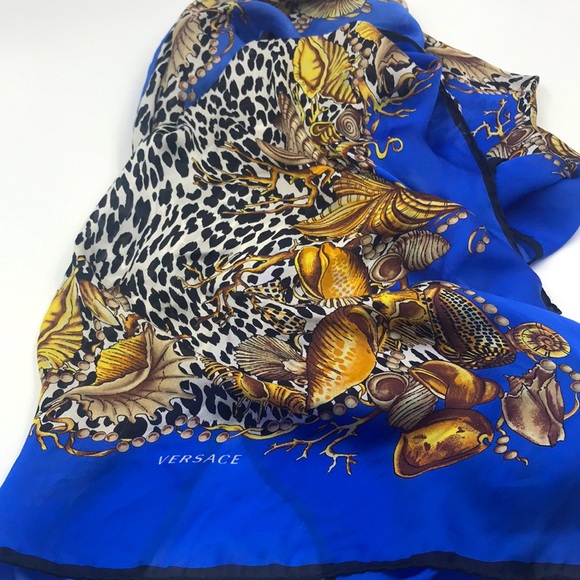 Authentic🔥 VERSACE SHAWL - Picture 6 of 7